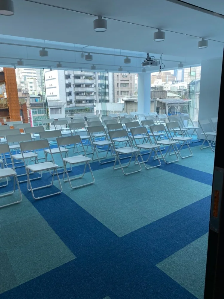 多元教室．方塊地毯